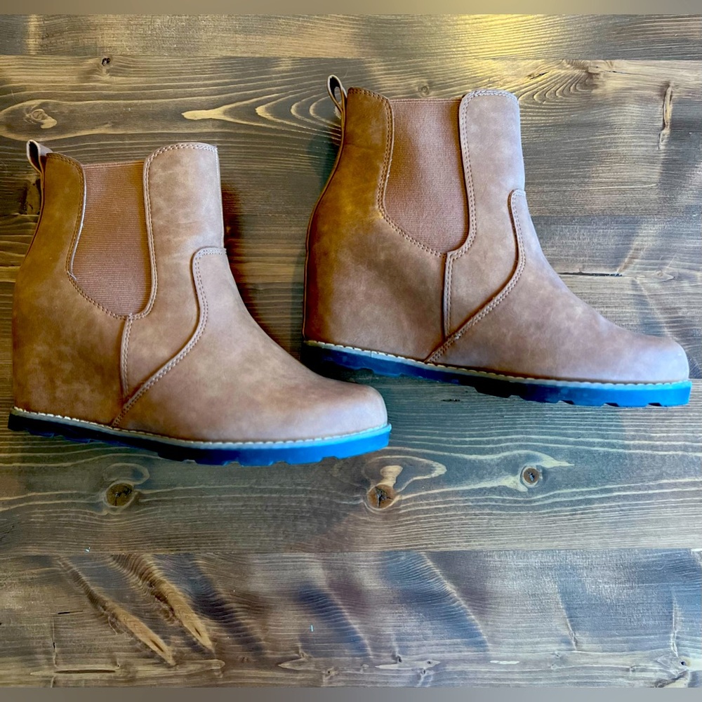 Universal Thread Amalia Chelsea Wedge Fashion Ankle Boots Cognac